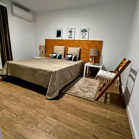 Upstairs Δωμάτια σε οικογενειακή κατοικία Πόντα Ντελγκάντα