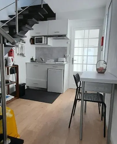 Upstairs Πόντα Ντελγκάντα