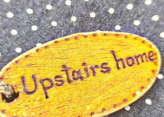 Upstairs * Πόντα Ντελγκάντα